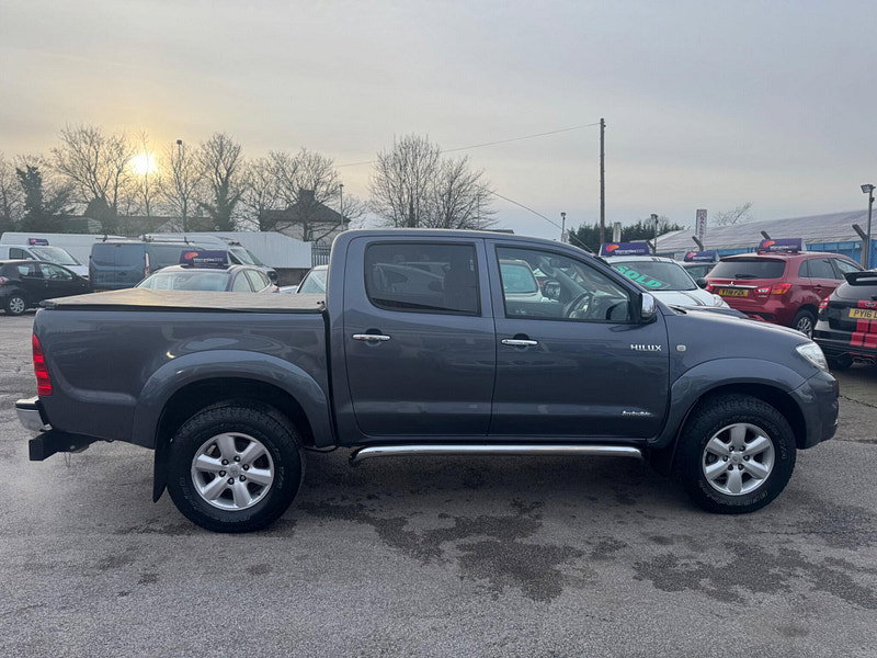 Toyota Hilux INVINCIBLE 4X4 D-4D DCB 4dr Manual 2026