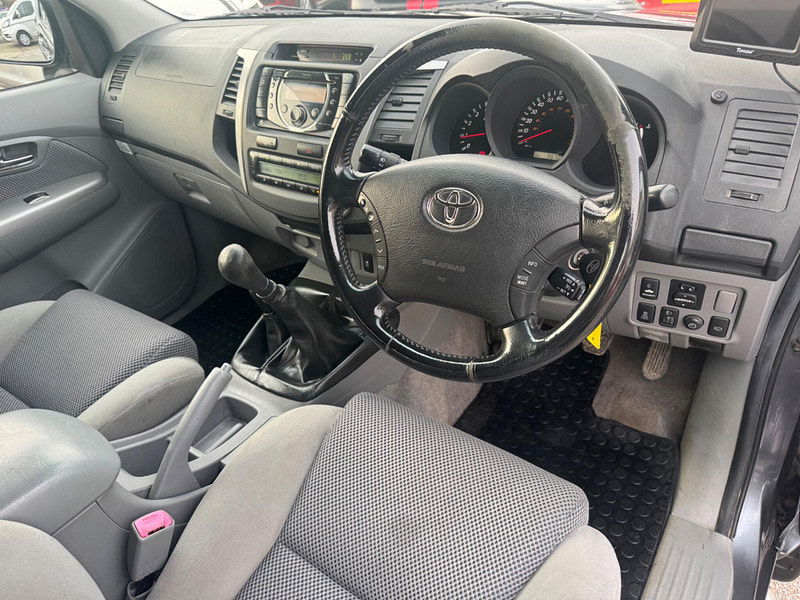 Toyota Hilux INVINCIBLE 4X4 D-4D DCB 4dr Manual 2026