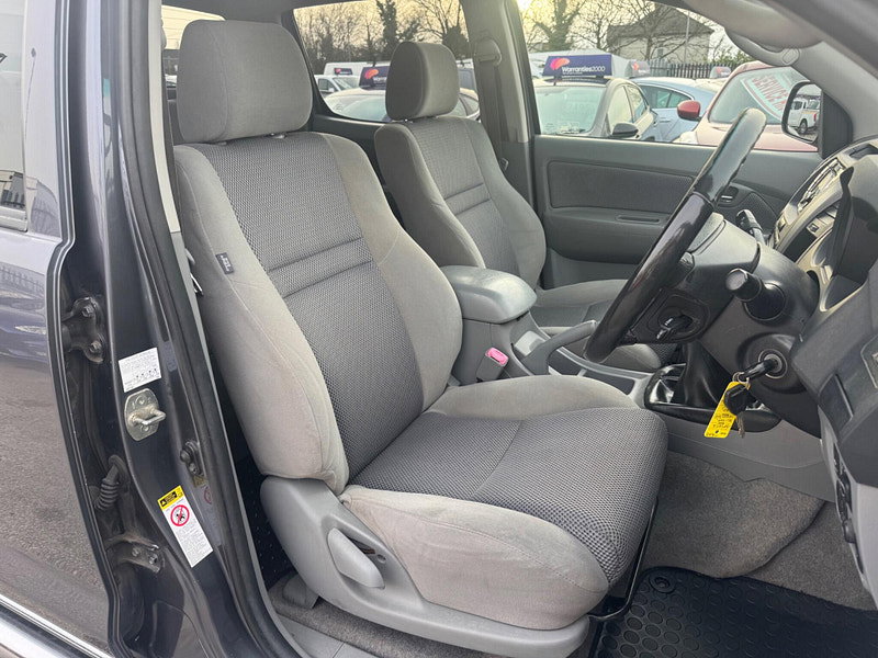 Toyota Hilux INVINCIBLE 4X4 D-4D DCB 4dr Manual 2026