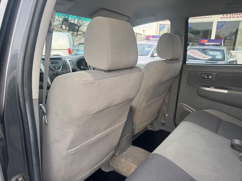 Toyota Hilux INVINCIBLE 4X4 D-4D DCB 4dr Manual 2026