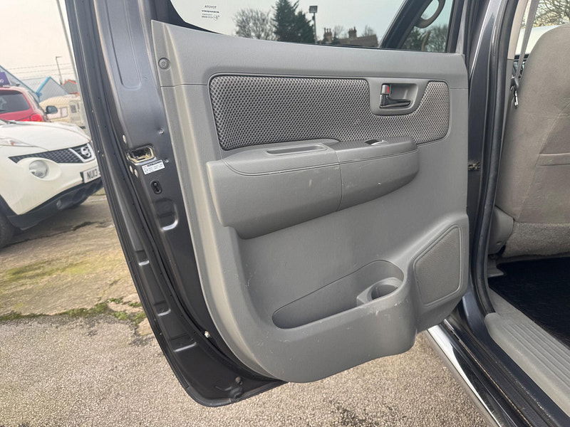 Toyota Hilux INVINCIBLE 4X4 D-4D DCB 4dr Manual 2026