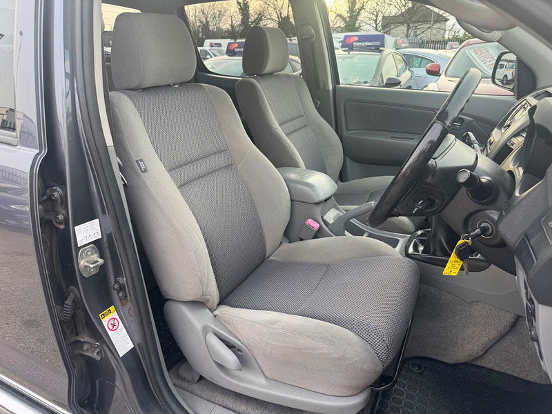 Toyota Hilux INVINCIBLE 4X4 D-4D DCB 4dr Manual 2026