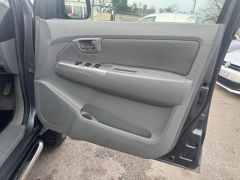 Toyota Hilux INVINCIBLE 4X4 D-4D DCB 4dr Manual 2026