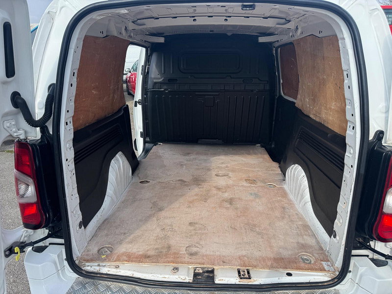 Vauxhall Combo 1.5 Turbo D 2300 Sportive L2 H1 Euro 6 (s/s) 4dr 4dr Manual 2026