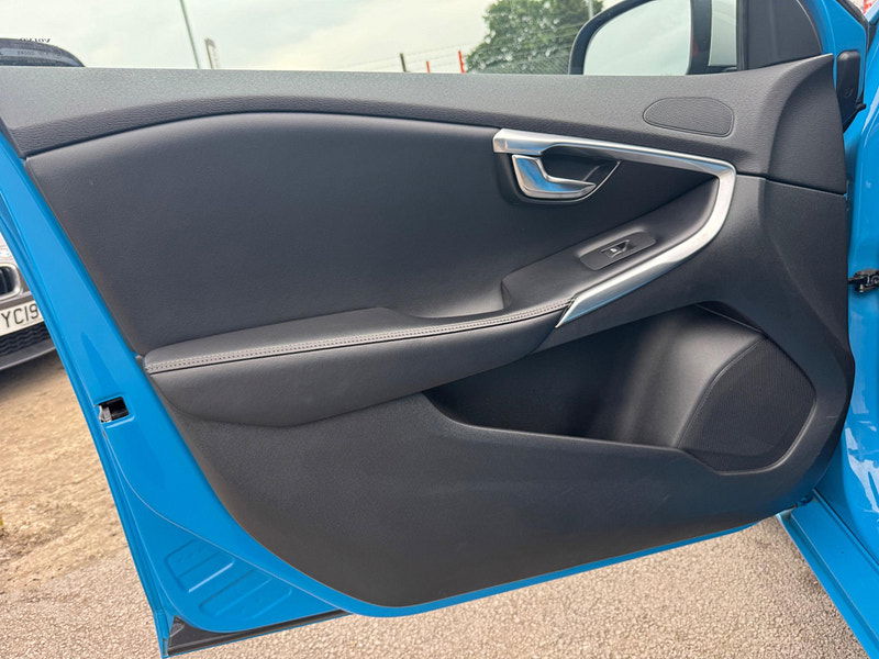 Volvo V40 2.0 T2 R-Design Euro 6 (s/s) 5dr 5dr Manual 2025