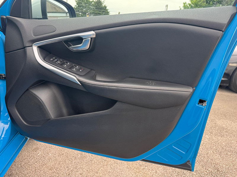 Volvo V40 2.0 T2 R-Design Euro 6 (s/s) 5dr 5dr Manual 2025