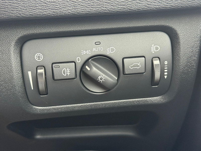 Volvo V40 2.0 T2 R-Design Euro 6 (s/s) 5dr 5dr Manual 2025