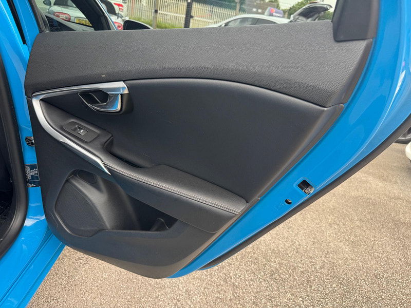 Volvo V40 2.0 T2 R-Design Euro 6 (s/s) 5dr 5dr Manual 2025