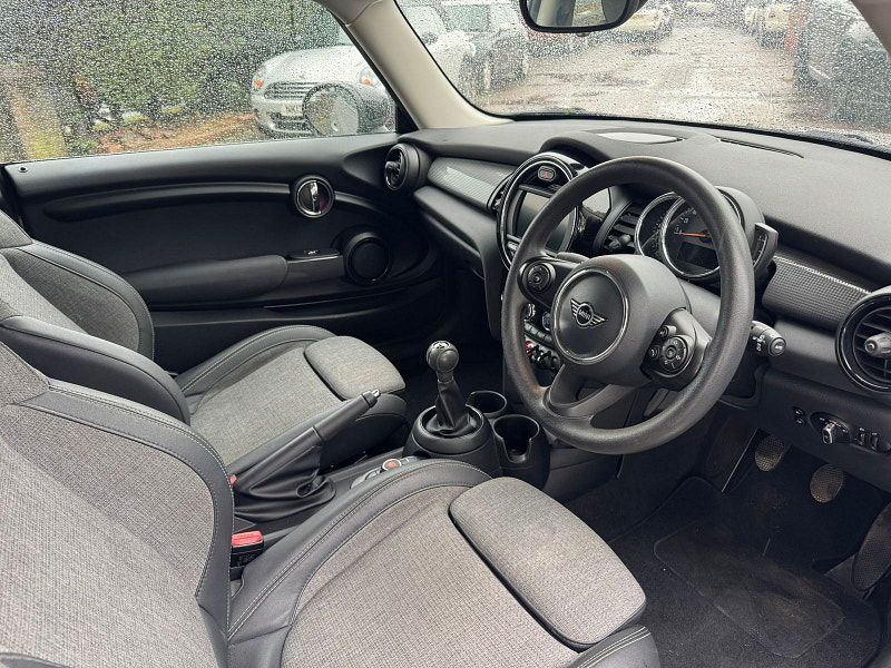 MINI Hatch 1.5L Cooper Classic Hatchback 3dr Petrol Manual Euro 6 (134 bhp) 3dr Manual 2025