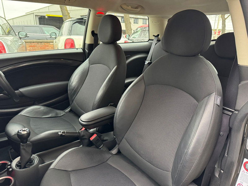 MINI Hatch 2.0L COOPER SD Hatchback 3dr Diesel Manual Euro 5 (141 bhp) 3dr Manual 2025