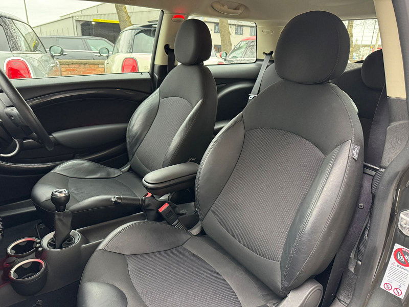 MINI Hatch 2.0L COOPER SD Hatchback 3dr Diesel Manual Euro 5 (141 bhp) 3dr Manual 2025