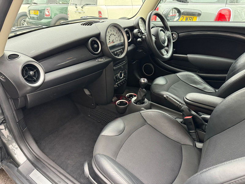 MINI Hatch 2.0L COOPER SD Hatchback 3dr Diesel Manual Euro 5 (141 bhp) 3dr Manual 2025