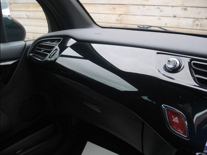 DS Automobiles DS 3 1.2 PureTech Connected Chic Hatchback 3dr Petrol Manual Euro 6 (s/s) (110 ps) 3dr Manual 2025