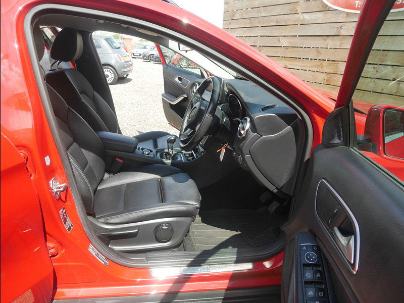 Mercedes-Benz GLA 1.6 GLA200 SE Euro 6 (s/s) 5dr 5dr Manual 2025