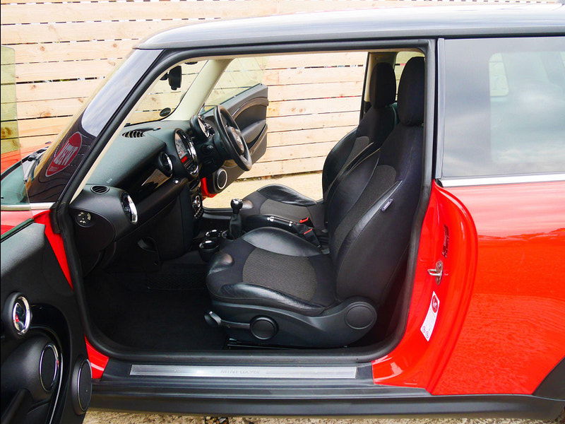 MINI Hatch 1.6 Cooper D Hatchback 3dr Diesel Manual Euro 5 (s/s) (112 ps) 3dr Manual 2025