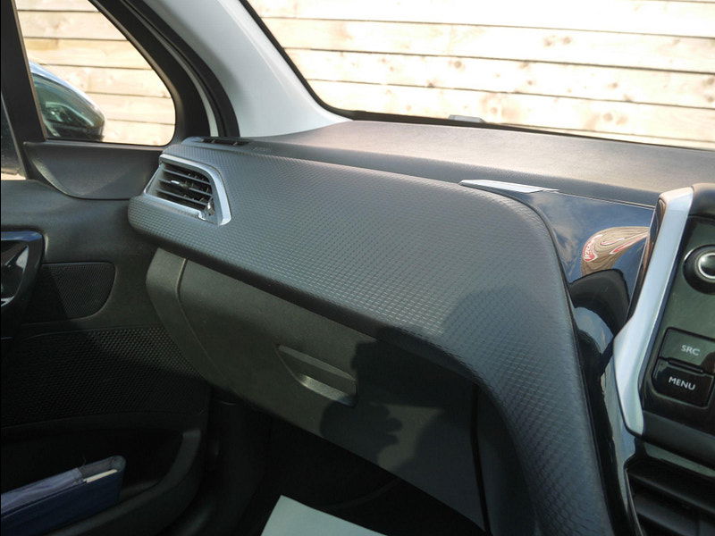 Peugeot 208 1.2 PureTech Allure Premium Euro 6 5dr 5dr Manual 2025