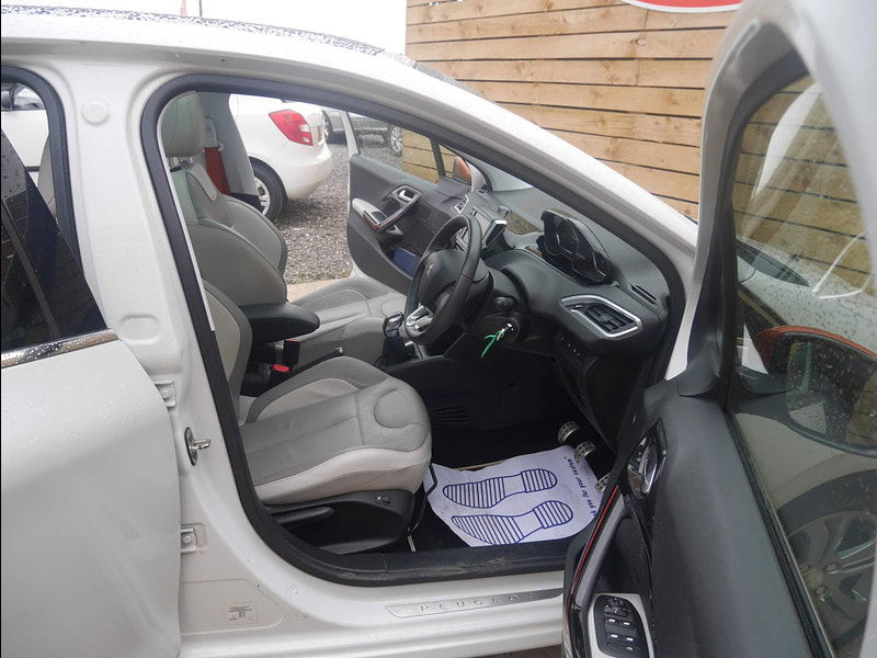 Peugeot 208 1.2 VTi PureTech Roland Garros Euro 5 5dr 5dr Manual 2025