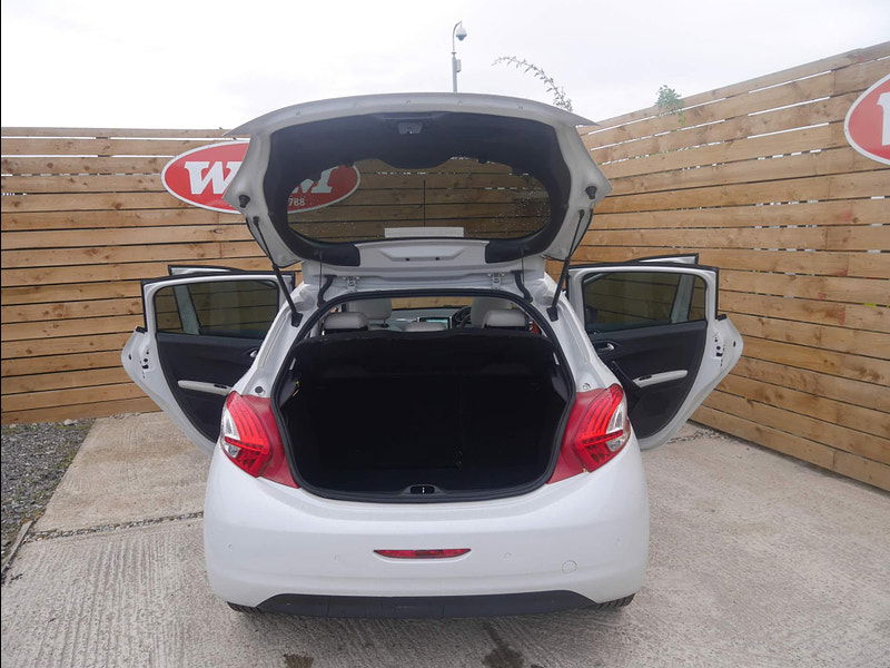 Peugeot 208 1.2 VTi PureTech Roland Garros Euro 5 5dr 5dr Manual 2025