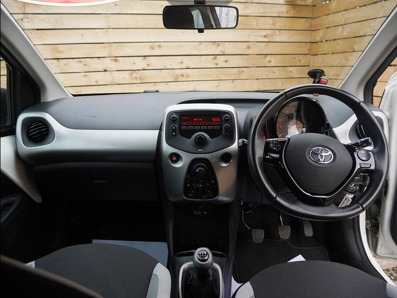 Toyota Aygo 1.0 VVT-i x-play Euro 5 3dr Euro 5 3dr Manual 2025