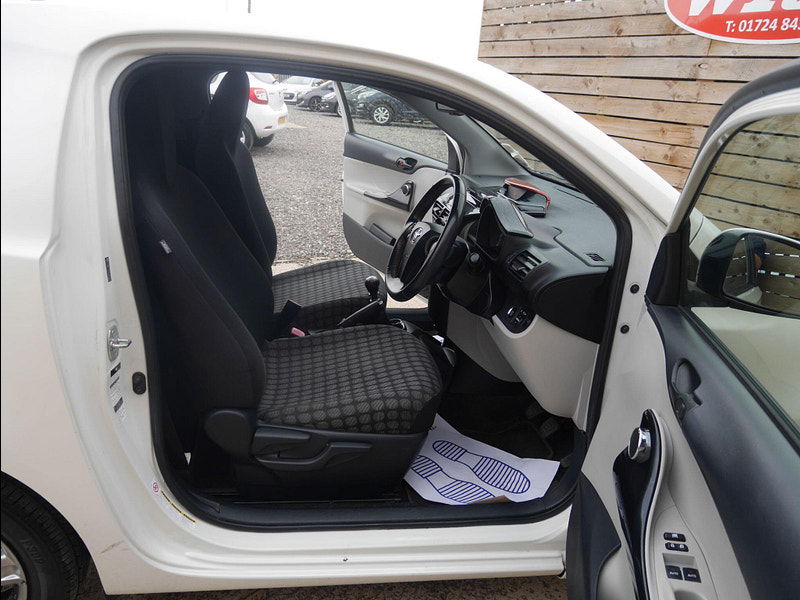 Toyota IQ 1.0 VVT-i 2 Euro 5 3dr 3dr Manual 2025