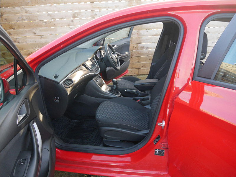 Vauxhall Astra 1.0i Turbo ecoFLEX Design Hatchback 5dr Petrol Manual Euro 6 (s/s) (105 ps) 5dr Manual 2025