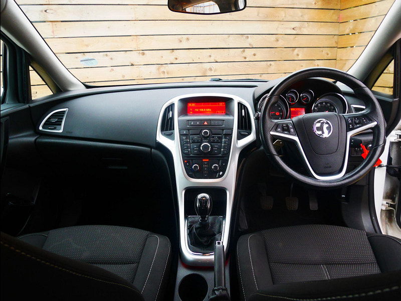 Vauxhall Astra 1.4i SRi Hatchback 5dr Petrol Manual Euro 6 (100 ps) 5dr Manual 2025