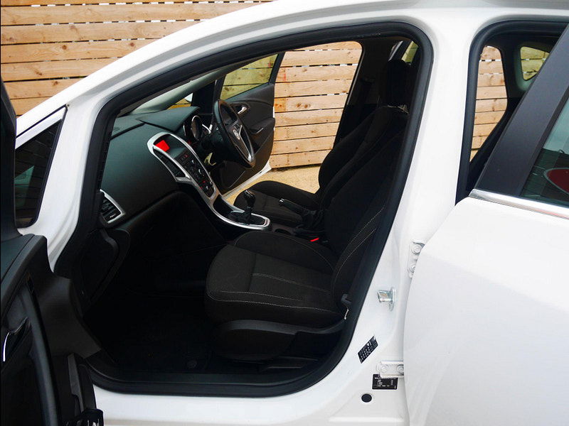 Vauxhall Astra 1.4i SRi Hatchback 5dr Petrol Manual Euro 6 (100 ps) 5dr Manual 2025