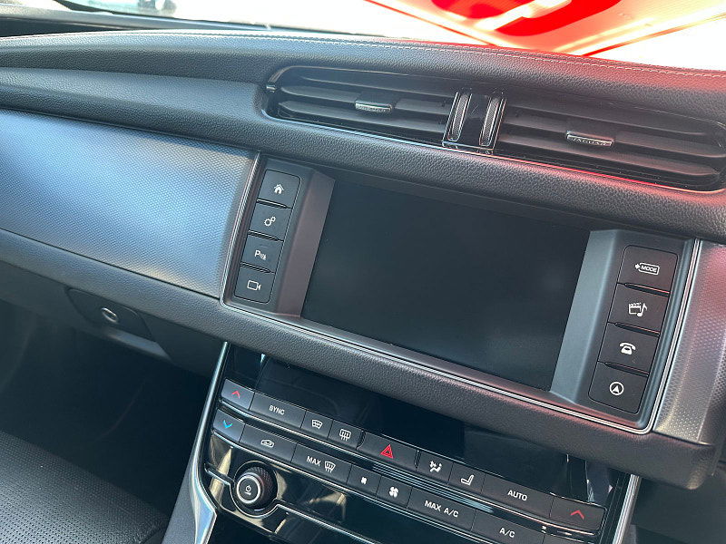 Jaguar XF 2.0L R-Sport D Auto Saloon 4dr Diesel Automatic Euro 6 (177 bhp) 4dr Automatic 2025