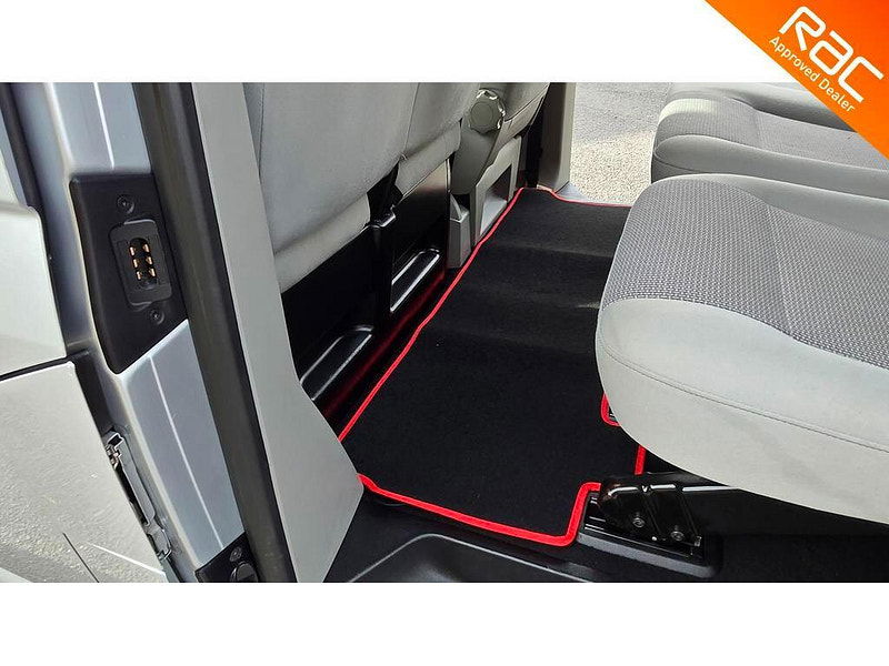 Volkswagen Transporter Shuttle 2.0 TD T30 SE DSG L3 H1 4dr 4dr Automatic 2025