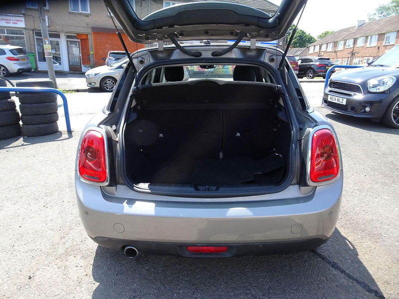 MINI Hatch 1.5 Cooper Auto Euro 6 (s/s) 5dr 5dr Automatic 2025
