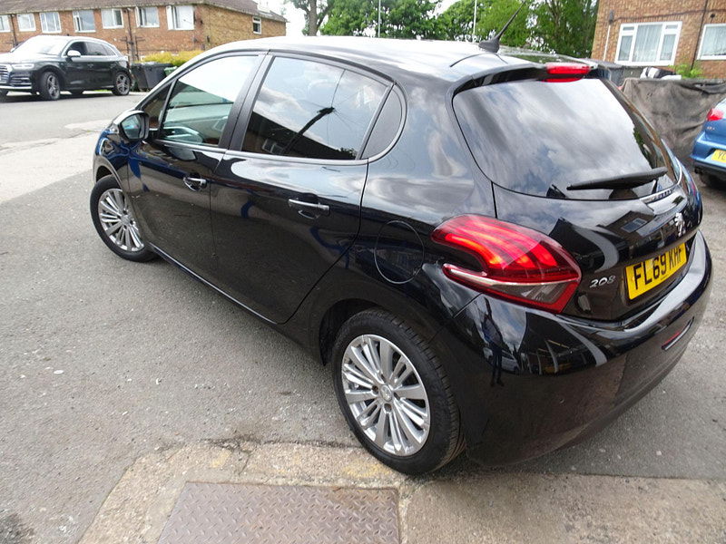 Peugeot 208 1.2 PureTech Signature Euro 6 (s/s) 5dr 5dr Manual 2025