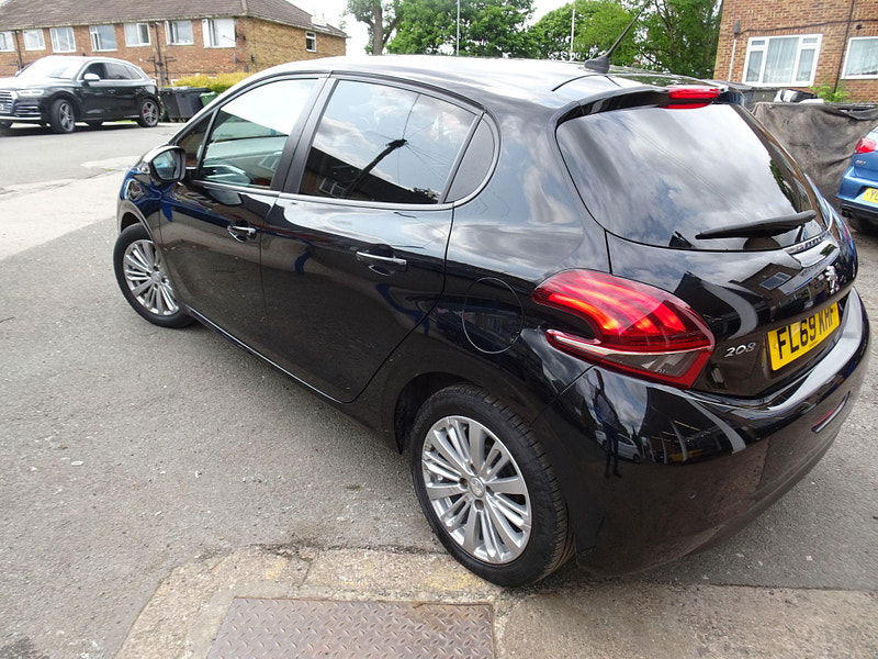 Peugeot 208 1.2 PureTech Signature Euro 6 (s/s) 5dr 5dr Manual 2025