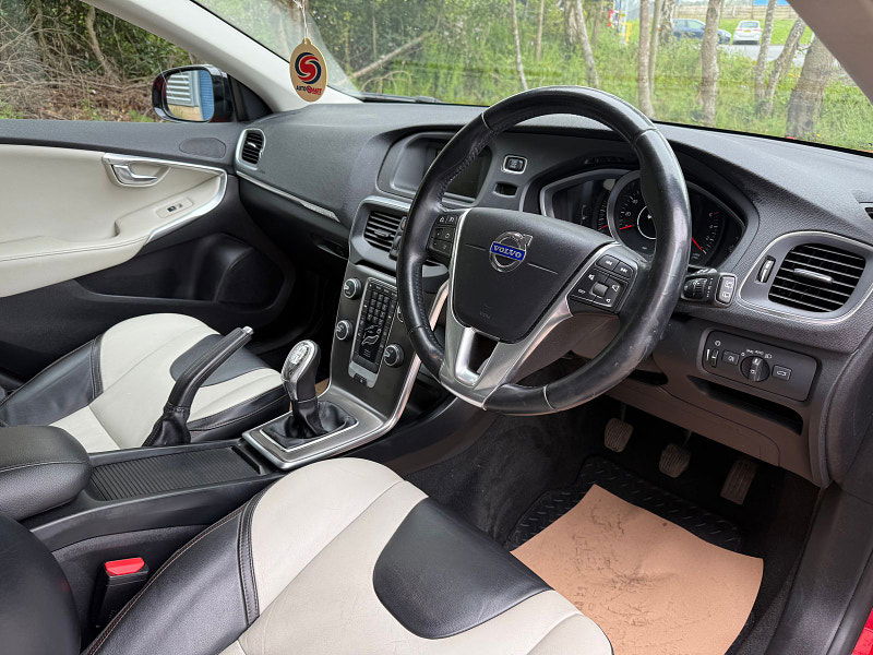 Volvo V40 1.6L Cross Country Luxury D2 Hatchback 5dr Diesel Manual Euro 5 (113 bhp) 5dr Manual 2025