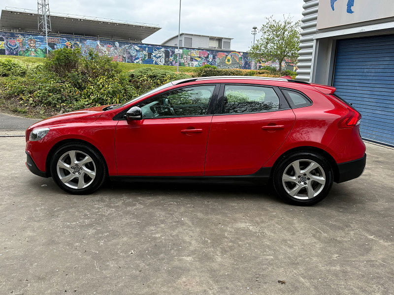 Volvo V40 1.6L Cross Country Luxury D2 Hatchback 5dr Diesel Manual Euro 5 (113 bhp) 5dr Manual 2025