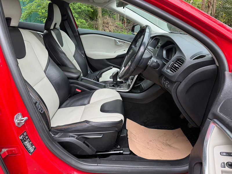 Volvo V40 1.6L Cross Country Luxury D2 Hatchback 5dr Diesel Manual Euro 5 (113 bhp) 5dr Manual 2025