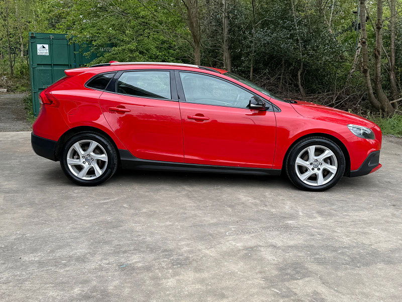 Volvo V40 1.6L Cross Country Luxury D2 Hatchback 5dr Diesel Manual Euro 5 (113 bhp) 5dr Manual 2025