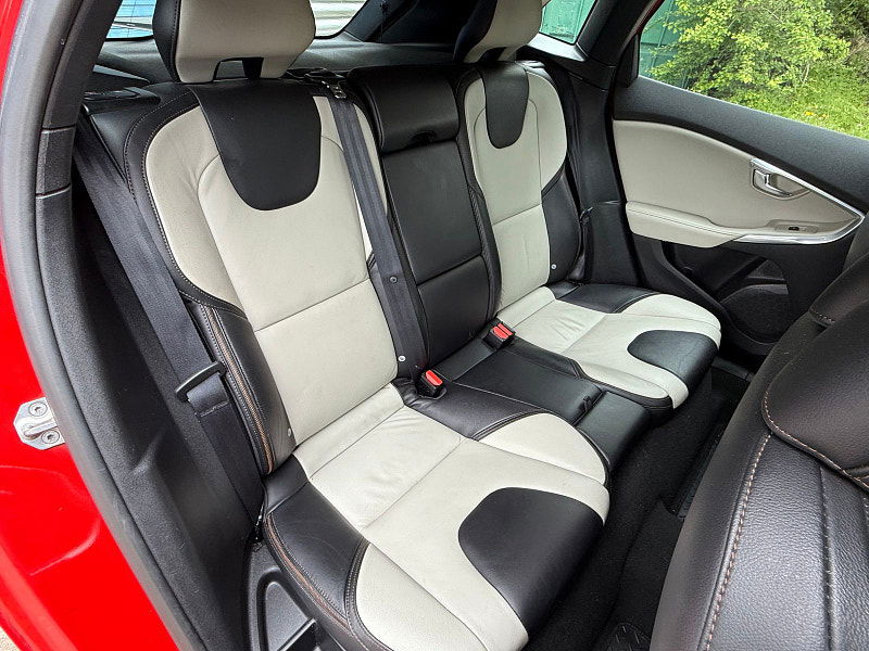 Volvo V40 1.6L Cross Country Luxury D2 Hatchback 5dr Diesel Manual Euro 5 (113 bhp) 5dr Manual 2025