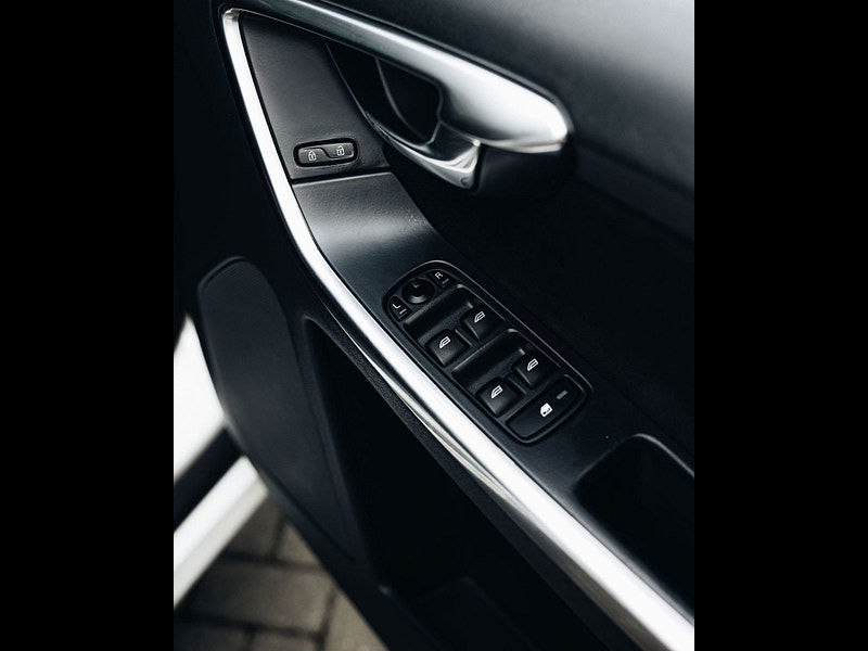 Volvo XC60 2.4 D5 R-Design Nav SUV 5dr Diesel Auto AWD Euro 6 (s/s) (220 ps) 5dr Automatic 2026