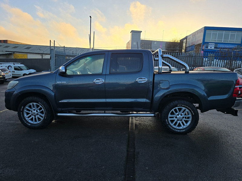 Toyota Hilux Invincible D/Cab Pick Up 3.0 D-4D 4WD 171 Auto 5dr Automatic 2025