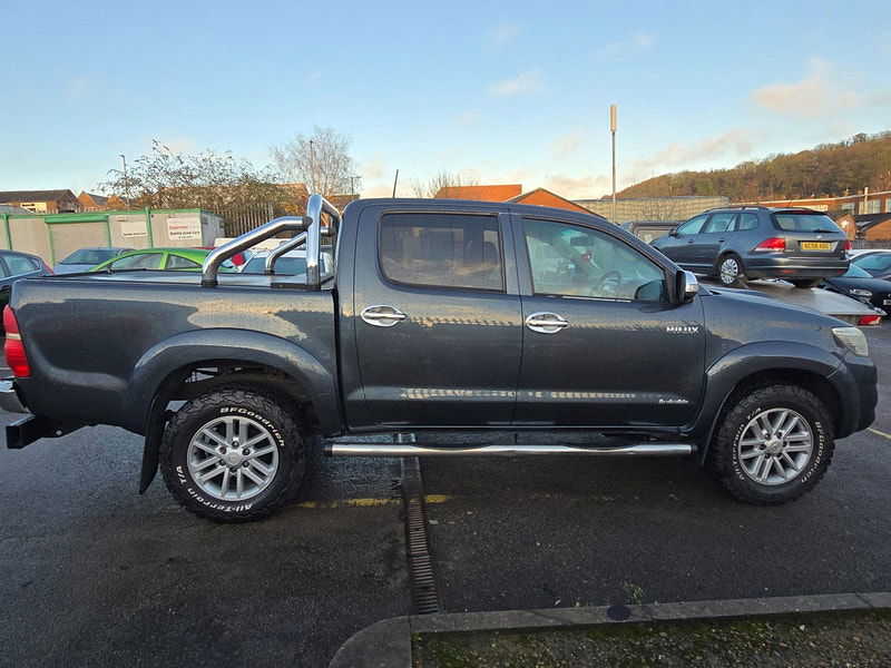 Toyota Hilux Invincible D/Cab Pick Up 3.0 D-4D 4WD 171 Auto 5dr Automatic 2025