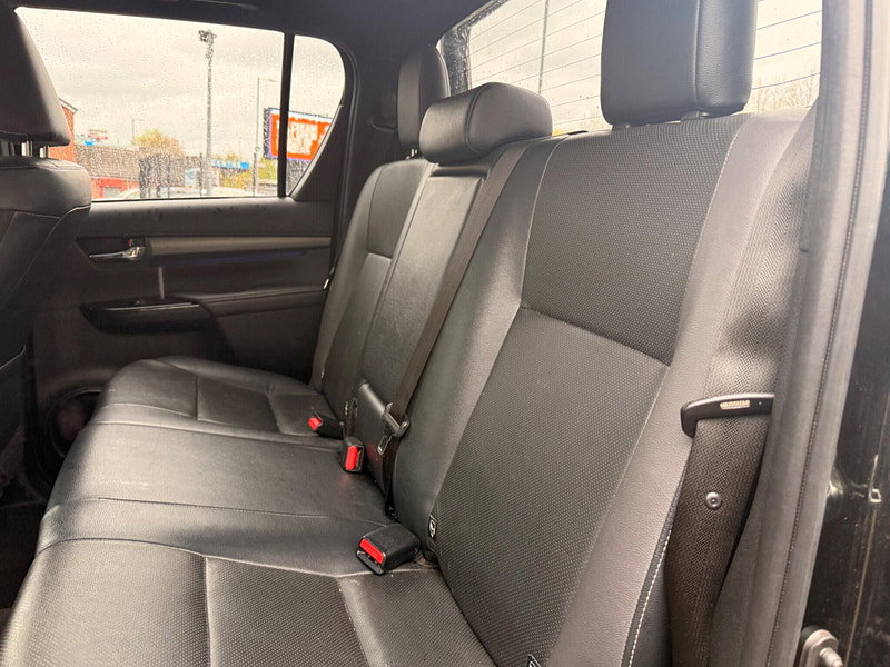 Toyota Hilux 2.8 D-4D Invincible X Auto 4WD Euro 6 (s/s) 4dr 4dr Automatic 2026