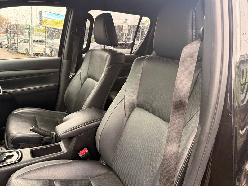 Toyota Hilux 2.8 D-4D Invincible X Auto 4WD Euro 6 (s/s) 4dr 4dr Automatic 2026