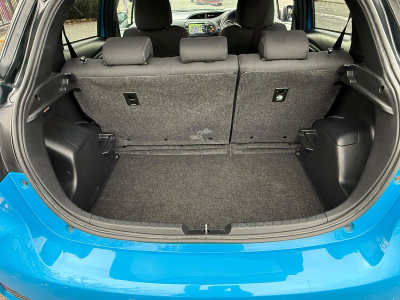 Toyota Yaris 1.5 VVT-h Cyan Bi-Tone E-CVT Euro 6 (s/s) 5dr 5dr Automatic 2025