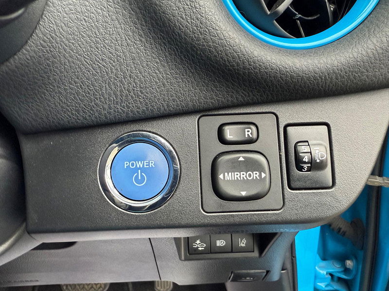 Toyota Yaris 1.5 VVT-h Cyan Bi-Tone E-CVT Euro 6 (s/s) 5dr 5dr Automatic 2025