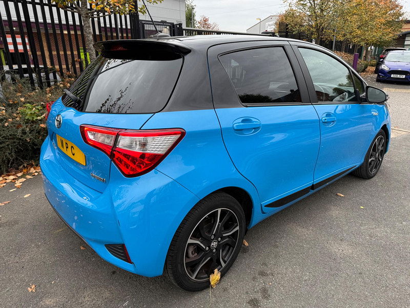 Toyota Yaris 1.5 VVT-h Cyan Bi-Tone E-CVT Euro 6 (s/s) 5dr 5dr Automatic 2025