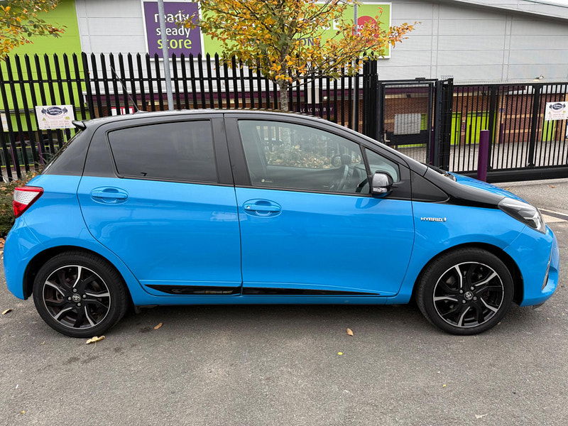 Toyota Yaris 1.5 VVT-h Cyan Bi-Tone E-CVT Euro 6 (s/s) 5dr 5dr Automatic 2025
