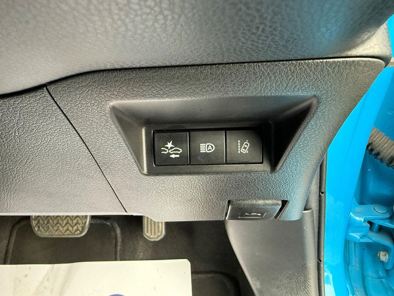 Toyota Yaris 1.5 VVT-h Cyan Bi-Tone E-CVT Euro 6 (s/s) 5dr 5dr Automatic 2025