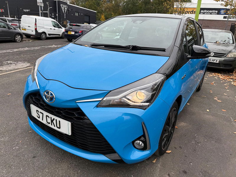 Toyota Yaris 1.5 VVT-h Cyan Bi-Tone E-CVT Euro 6 (s/s) 5dr 5dr Automatic 2025