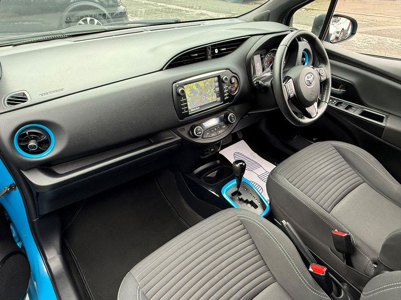 Toyota Yaris 1.5 VVT-h Cyan Bi-Tone E-CVT Euro 6 (s/s) 5dr 5dr Automatic 2025