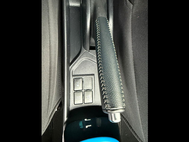 Toyota Yaris 1.5 VVT-h Cyan Bi-Tone E-CVT Euro 6 (s/s) 5dr 5dr Automatic 2025